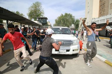 Агрессивных протестующих в Багдаде разогнали газом и резиновыми пулями