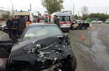 В Харькове столкнулись два автомобиля, пострадали пять человек