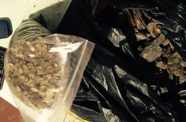 Правоохранители изъяли у нелегальных скупщиков 20 кг янтаря