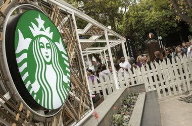 Американцы подали иск против Starbucks за обилие льда в напитках