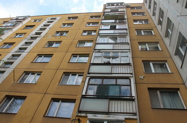 В Ужгороде мужчина выпал с балкона и чудом остался жив