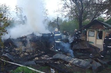 В Киеве пожар полностью уничтожил дом, мужчину чудом спасли