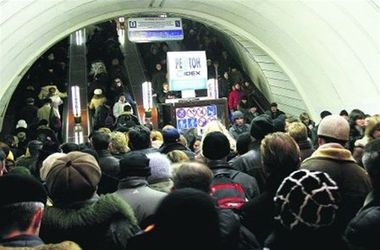 В Киеве на метро "Вокзальная" по утрам и вечерам не будут пускать пассажиров