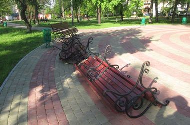 Вандализм в киевских парках: неизвестные воруют урны и выламывают скамьи