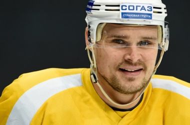 Питерский СКА отказался от украинского хоккеиста Поникаровского