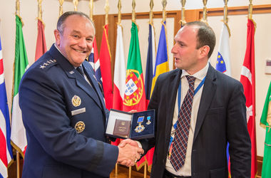 Порошенко наградил экс-главкома сил НАТО в Европе Бридлава орденом