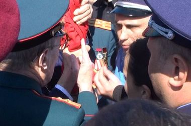 Оппозиционный блок обещает защитить ветеранов, которых хотят судить за Знамя Победы