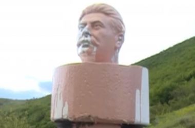 В Грузии демонтировали памятник Сталину, который простоял один день