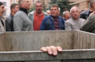 В Винницкой области чиновника облили зеленкой и бросили в мусорный бак