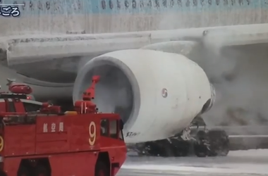 В аэропорту Японии загорелся пассажирский самолет (видео) 