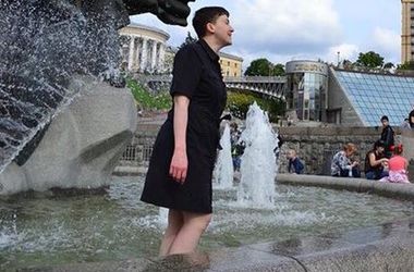 Савченко "искупалась" в фонтане