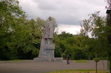 Коммунальщики демонтировали памятник Ленину в одесском парке