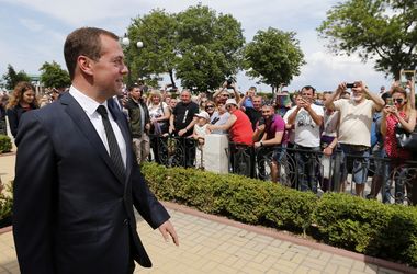 "Денег нет, но вы держитесь": полная версия видео скандальной встречи Медведева с крымчанами