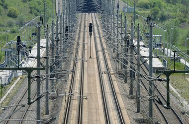 14-летний парень упал с моста на ж/д пути в Киеве
