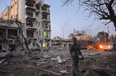 В результате нападения исламистов на отель в столице Сомали погибли 15 человек 