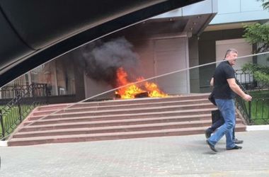 В Киеве подожгли шины перед офисом телеканала