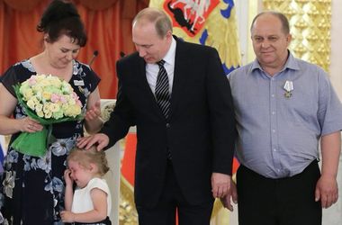 Путин, который довел девочку до слез, взбудоражил соцсети  