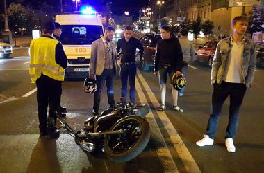 В Киеве на Крещатике Skoda сбила адвоката на мотоцикле