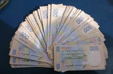 В Киеве инспектора поймали на взятке в 25 тысяч гривен