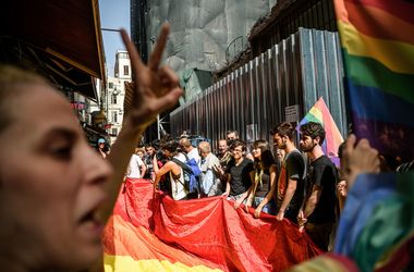 Полиция разогнала участников гей-парада в Стамбуле