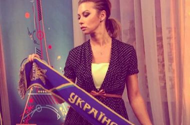 Телеведущая Полина Логунова засветила грудь в откровенном наряде (фото)