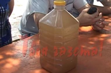 "А мы за эту воду платим": Крымчане жалуются на коричневую жижу из крана