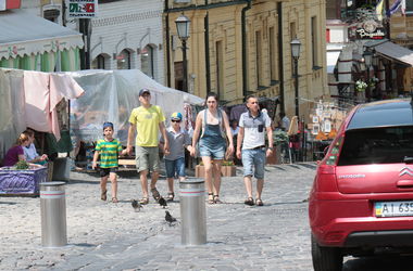 Андреевский спуск в Киеве стал пешеходным: на улице заработали болларды