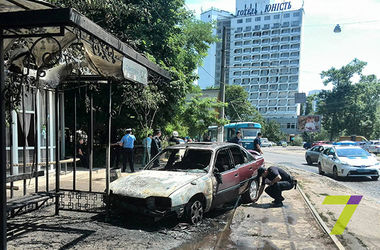 В Одессе горящая машина влетела в трамвайную остановку