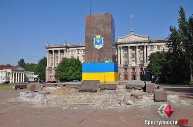 В Николаеве избавляются от останков памятника Ленину