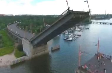 Захватывающее зрелище: Как в Николаеве мосты разводили для кораблей ВМС