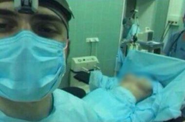 Российский студент превратил операцию в онлайн-шоу с голой пациенткой