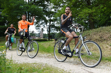 Футболисты "Шахтера" добираются до места тренировок на велосипедах