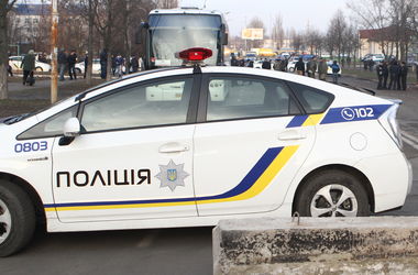 В Киеве двое мотоциклистов ограбили девушку на "Инфинити"