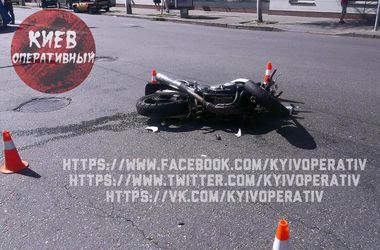 В Киеве мотоциклист получил тяжелые травмы после столкновения с авто