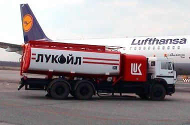 АМКУ разрешил купить авиатопливный бизнес "Лукойла"