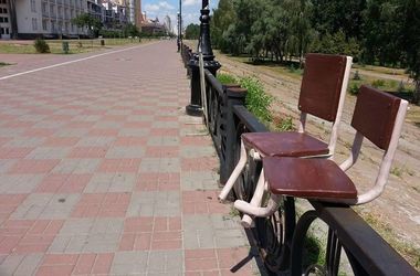 На Оболонской набережной в Киеве установили необычные стулья