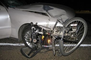 &lt;p&gt;Велосипед попал по колеса авто. Фото: volynpost.com&lt;/p&gt;
&lt;p&gt;&amp;nbsp;&lt;/p&gt;