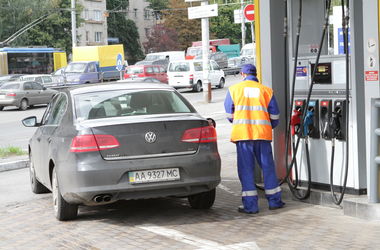 Взлетевшие цены на бензин проверит АМКУ