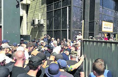 Демонтаж незаконной надстройки над Домом профсоюзов в Киеве обернулся массовым побоищем