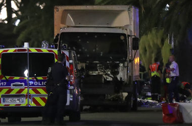 День взятия Бастилии во Франции: грузовик сбивал людей "как кегли" на пешеходной мостовой Ниццы