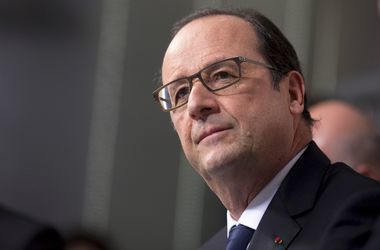 Олланд решил вернуться после теракта в Париж