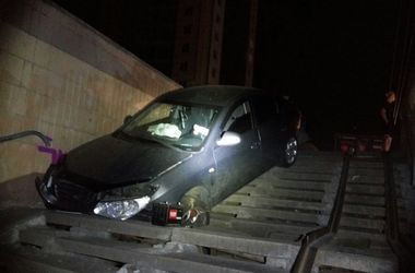 В Киеве пьяный водитель после ДТП "улетел" в подземный переход