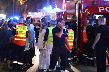 Очевидица теракта в Ницце: Люди кричали, дети плакали, в толпе было слышно бормотание "суицид"