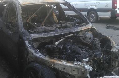 В ночью Харькове на стоянке сгорел элитный автомобиль