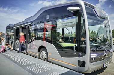 "Мерседес" показал беспилотный автобус будущего