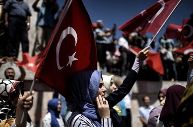 Тысячи сторонников Эрдогана вышли на митинг с требованием смертной казни для участников неудавшегося переворота