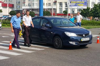 В Киеве автомобиль сбил парня на пешеходном переходе