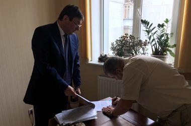 Луценко лично вручил уведомление о подозрении судье Швецу