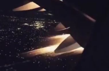 Видеохит: полет самолета с горящим двигателем сняли на камеру
