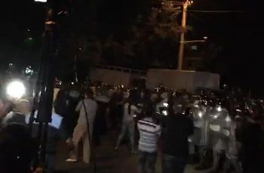 В Ереване полиция разогнала митинг у захваченного здания ППС